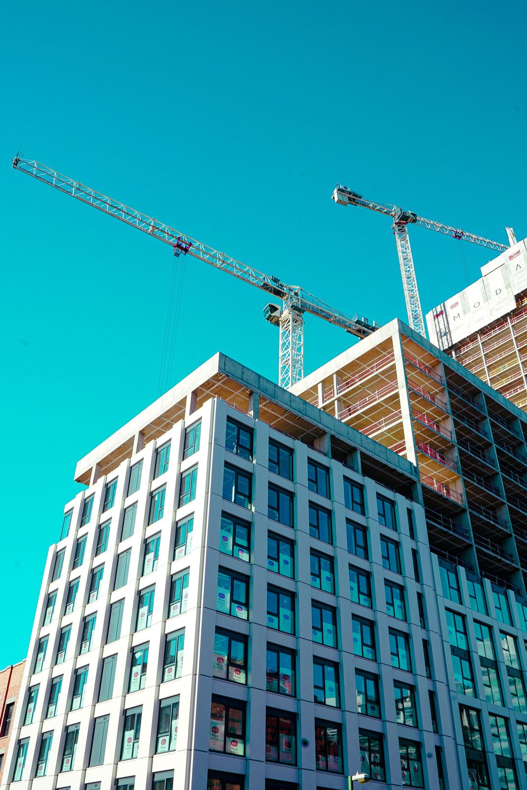 Edificio en construcción con grúas