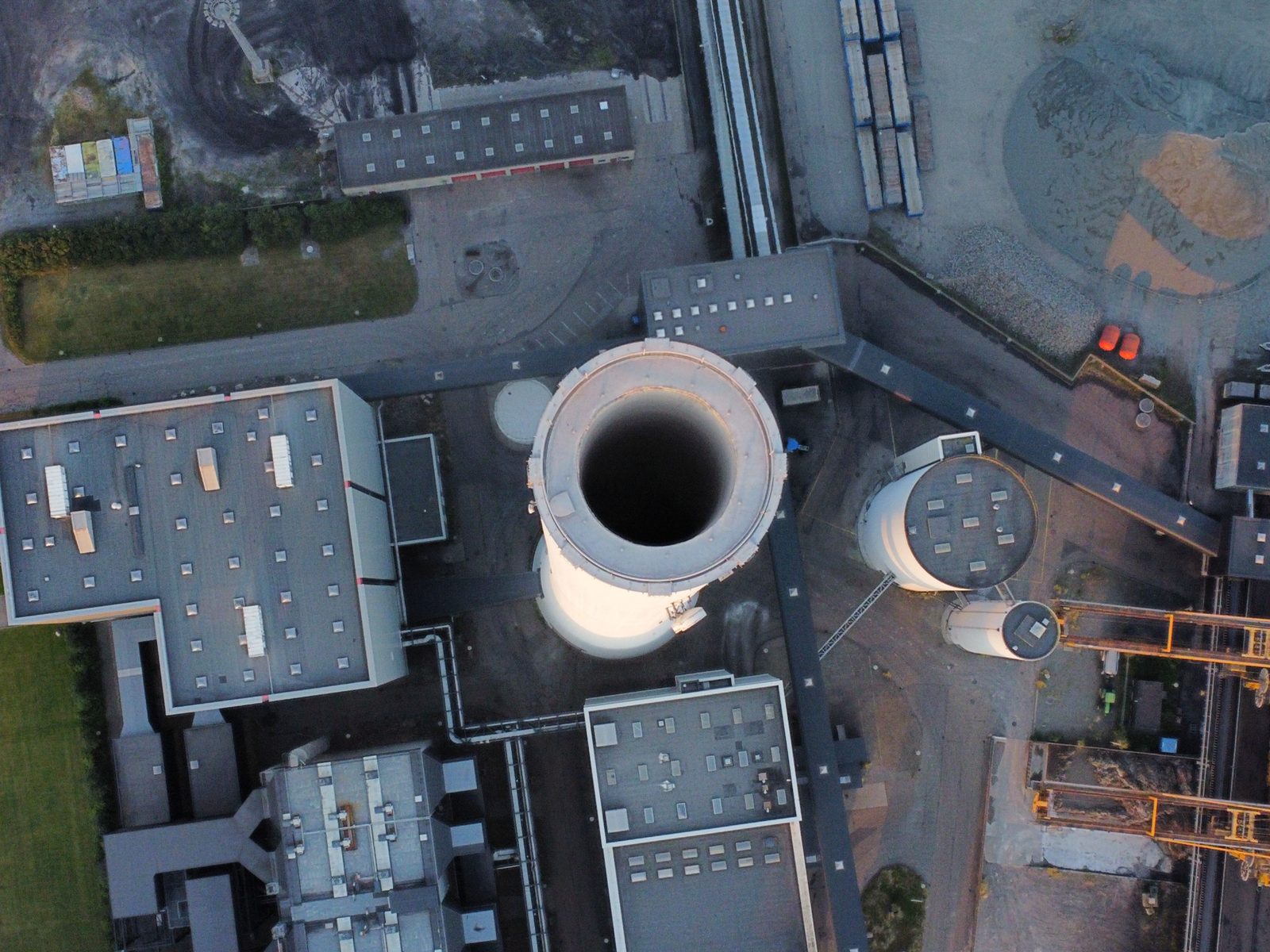 Instalación industrial con tuberías
